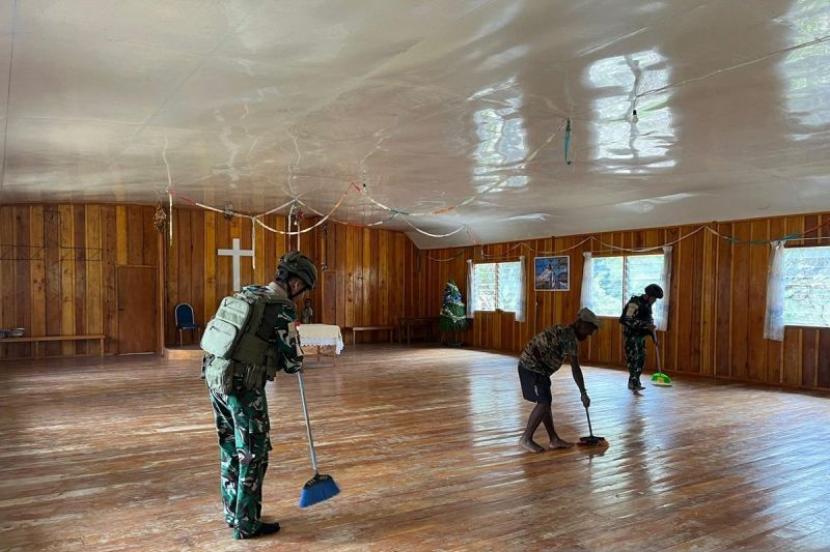 Satgas Yonif 511 bersihan Gereja Pinimi pedalaman Papua jelang Natal.