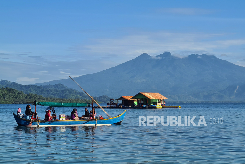 Warga dengan menggunakan perahu motor membawa barang dagangan menuju ke sejumlah pulau yang ada di Kepulauan Pahawang, Pesawaran, Lampung, Kamis (30/6/2022). Masyarakat kepulauan Pahawang menggantungkan hidupnya dengan berdagang dan menjadi pemandu wisata. 