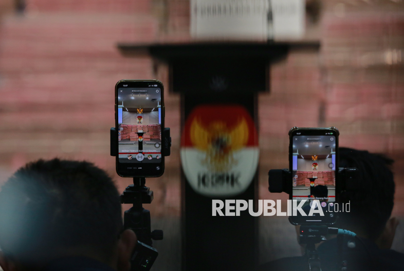 Tumpukan uang hasil barang rampasan negara dalam kasus korupsi investasi fiktif di PT Taspen ditampilkan saat konferensi pers di Gedung Merah Putih KPK, Jakarta, Kamis (20/11/2025). Komisi Pemberantasan Korupsi (KPK) menyerahkan uang senilai Rp883 miliar kepada PT Taspen hasil rampasan dari terdakwa mantan Direktur Utama PT Insight Investment Management (IMM) Ekiawan Heri dalam kasus korupsi investasi fiktif di PT Taspen. Sementara uang  yang dipamerkan dalam konferenai pers tersebut senilai Rp300 miliar sebagai simbol penyerahan hasil rampasan sebelum diserahkan secara dengan jumlah total kepada PT Taspen. Selain itu, KPK juga menyerahkan barang rampasan lainnya berupa sejumlah enam unit efek yang telah dipindahkan pada Senin (17/11/2025) lalu ke rekening efek PT Taspen.