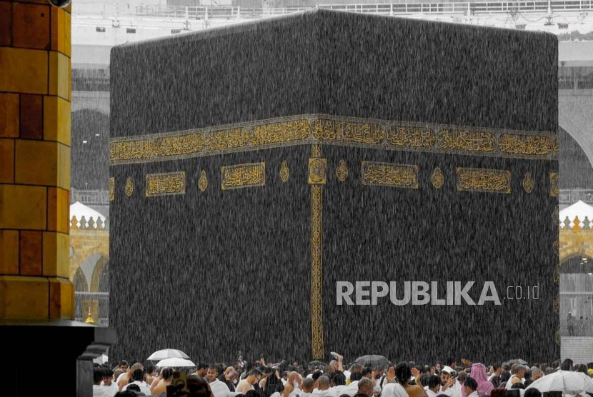 Umat Islam menunaikan umroh di Masjidil Haram, di tengah hujan deras pada bulan suci Ramadhan, di kota suci Mekkah, Arab Saudi, Senin (10/4/2023).