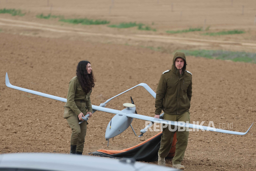 Tentara Israel membawa drone militer di dekat perbatasan dengan Jalur Gaza, di Israel selatan, 17 Januari 2024.