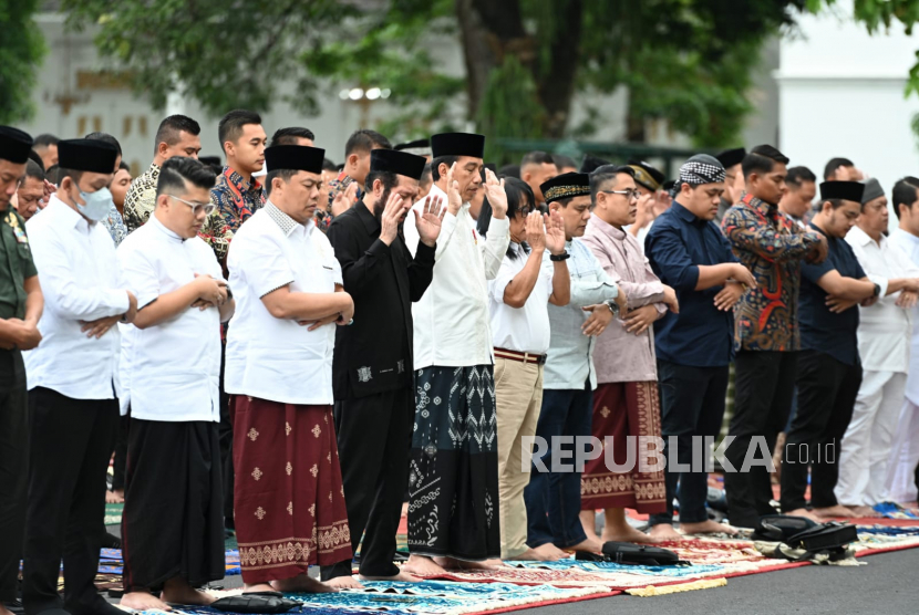 Presiden Jokowi dan Iriana melakukan salat Idul Adha di halaman Istana Kepresidenan Yogyakarta, Kamis (29/6/2023).