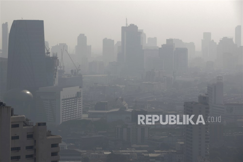  Polusi udara masih menyelimuti di Bangkok, Thailand, Jumat (27/1/2023). Penelitian terbaru mengungkap dampak buruknya kualitas udara dan kepadatan mineral tulang pada wanita pascamenopause.