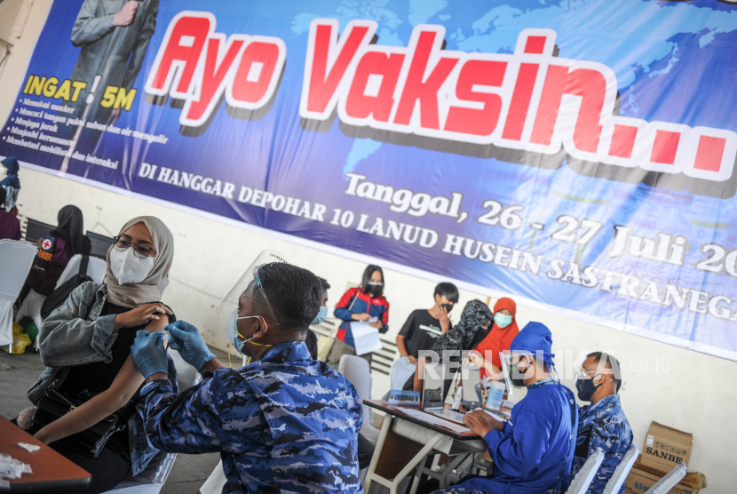 Tenaga kesehatan menyuntikkan vaksin COVID-19 kepada warga di Hanggar Lapangan Udara Husein Sastranegara, Bandung, Jawa Barat, Senin (26/7/2021). Menjelang peringatan Hari Bakti TNI AU ke-74, TNI AU Badan Koordinasi Daerah (Bakorda) Bandung memberikan 4.000 dosis vaksin COVID-19 kepada masyarakat dan 4.000 paket sembako. 