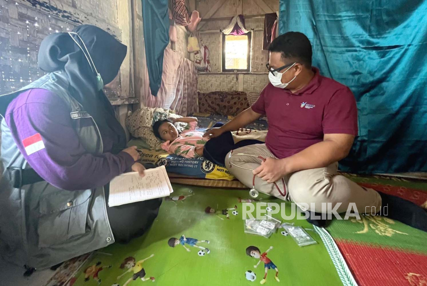 Petugas melakukan penyelidikan epidemiologi terhadap warga yang diduga mengalami keracunan makanan di Kecamatan Cigalontang, Kabupaten Tasikmalaya, Jawa Barat, Selasa (10/10/2023). 