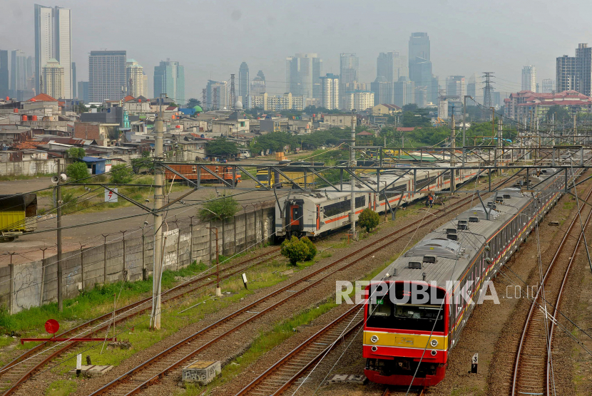 Kereta listrik melintas dengan latar belakang deretan gedung bertingkat di Jakarta, Selasa (10/5/2022). Pemerintah menolak keinginan PT Kereta Commuter Indonesia (KCI) terkait pengadaan impor kereta rel listrik bekas asal Jepang.