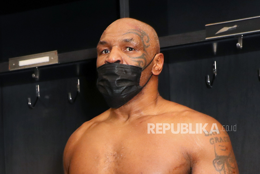  Mike Tyson berpose di ruang ganti usai pertarungannya melawan Roy Jones Jr. di Staples Center di Los Angeles, California, AS, beberapa waktu lalu..