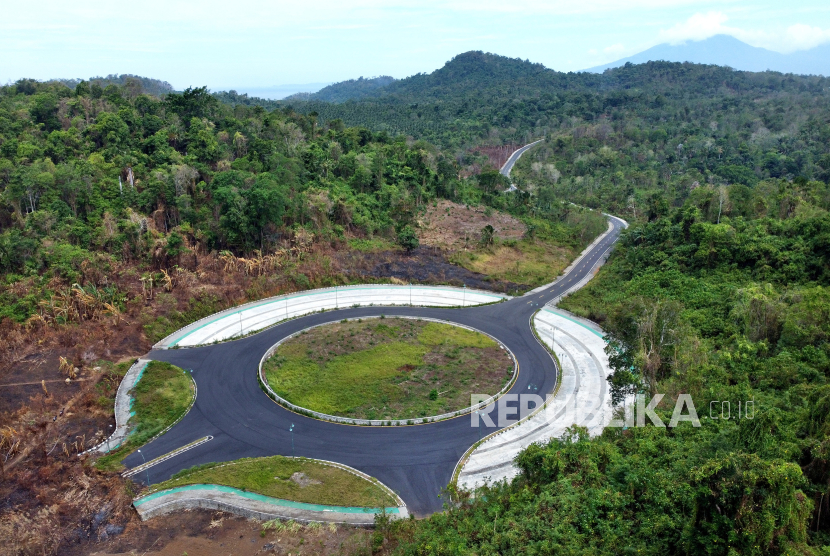 Foto udara kondisi jalan di Kawasan Ekonomi Khusus (KEK) Pariwisata Likupang, Minahasa Utara, Sulawesi Utara, Kamis (14/9/2023). Pemerintah melalui Kementerian PUPR menggelontorkan anggaran Rp163,7 miliar untuk membuat, memperbaiki, merevitalisasi jembatan dan ruas jalan sepanjang 49.63 km yang menghubungkan sejumlah desa serta obyek wisata di KEK Likupang untuk mendukung pengembangan Destinasi Super Prioritas (DSP) Pariwisata.  