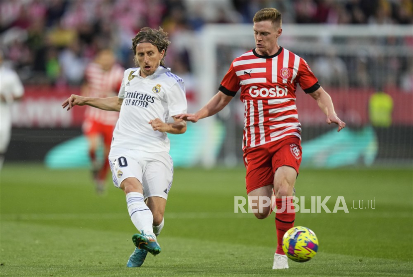  Gelandang Real Madrid Luka Modric (kiri)