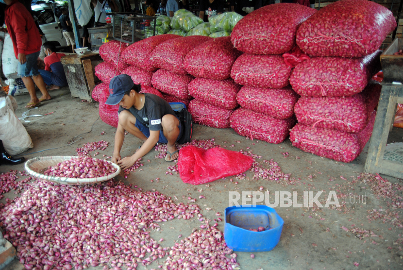  Harga bawang merah di pasaran berada di angka Rp 65 ribu hingga Rp 80 ribu per kilogram. 