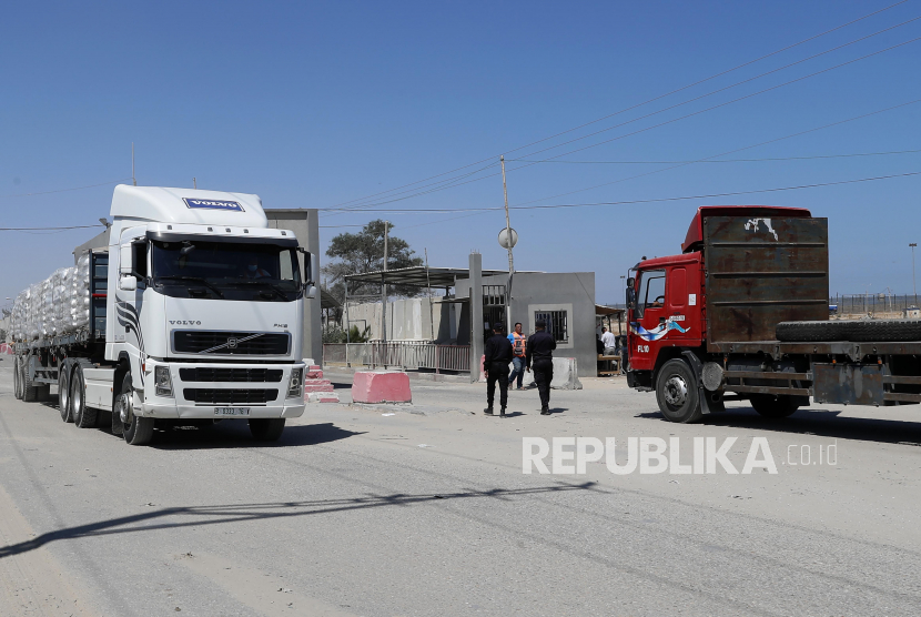 Sebuah truk yang membawa beras memasuki Gaza di gerbang perlintasan kargo Kerem Shalom dengan Israel, di Rafah, Jalur Gaza selatan, Senin (21/6). Israel melonggarkan beberapa pembatasan di Jalur Gaza karena telah mengancam wilayah yang rapuh saat masa gencatan senjata yang menghentikan perang setelah berlangsung selama 11 hari pada bulan lalu dengan penguasa Hamas di wilayah itu. (AP Photo/Adel Hana)Putra M. Akbar