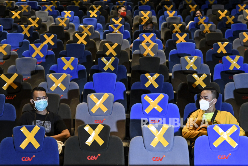 Pengunjung berbincang saat akan menonton film di salah satu bioskop di Jakarta, Rabu (21/10/2020). Sejumlah bioskop di Ibu kota kembali beroperasi setelah mendapatkan izin dari Pemprov DKI Jakarta dengan jumlah penonton dibatasi maksimal 25 persen dari total kapasitas. 