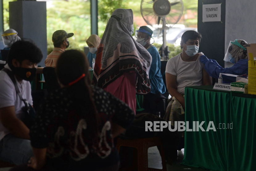 Petugas kesehatan menyuntikan vaksin Covid-19 kepada warga di Pondok Pesantren Minhaajurrosyidiin di Jakarta,. (Prayogi/Repub;ika)