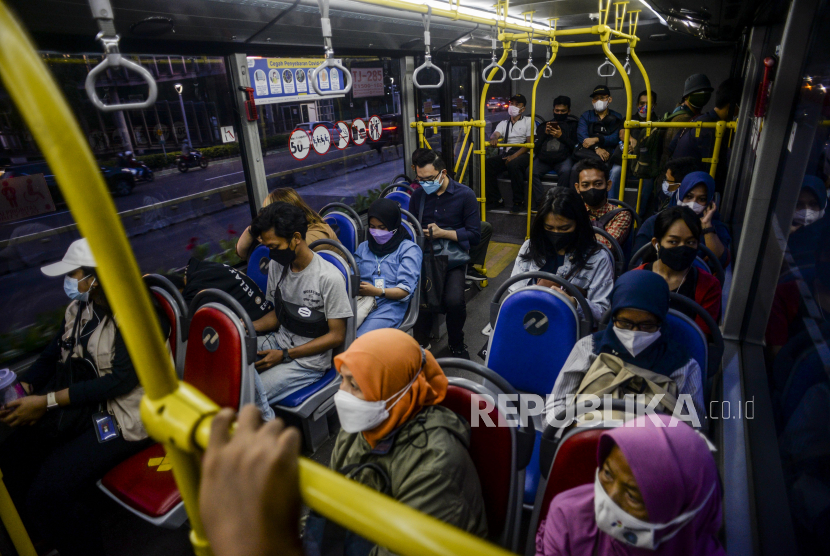 Sejumlah penumpang menaiki bus Transjakarta.