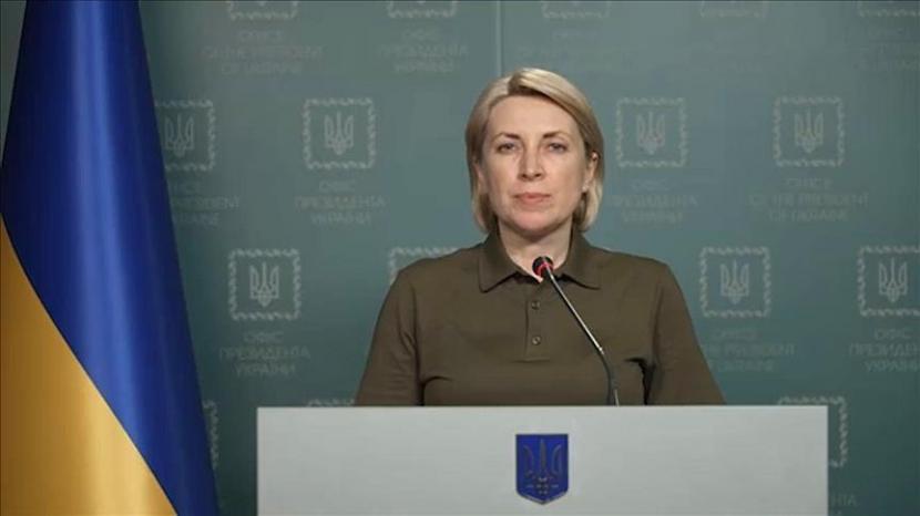 Wakil Perdana Menteri Ukraina Irina Vereshchuk menyarankan warganya yang tinggal di luar negeri untuk tetap berada di luar negeri sampai musim semi karena ancaman serangan Rusia kian meningkat selama bulan-bulan musim dingin.