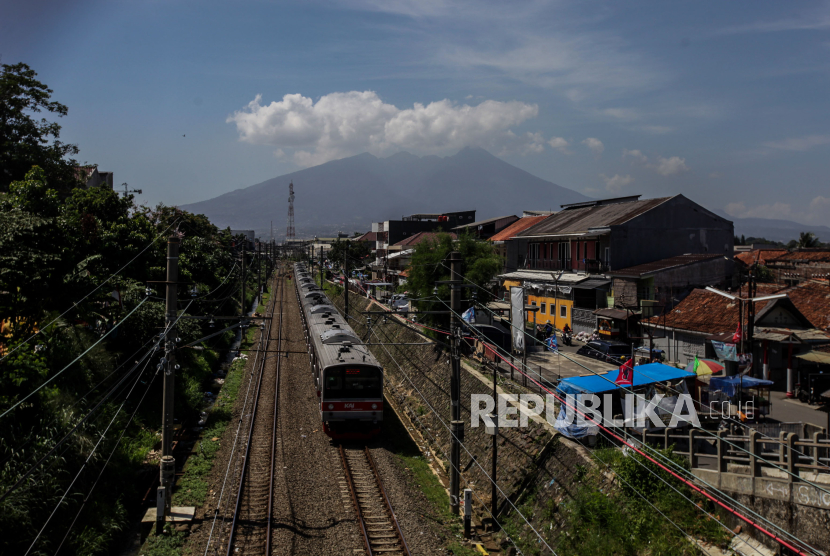 KRL melintas dengan latar belakang Gunung Salak di Kota Bogor, Jawa Barat, Kamis (14/12/2023). Pusat Vulkanologi dan Mitigasi Bencana Geologi (PVMBG) mencatat adanya peningkatan aktivitas vulkanik Gunung Salak yang berlokasi di Kabupaten Sukabumi dan Kabupaten Bogor, Jawa Barat. Peningkatan gempa tersebut di atas empat kali kejadian per hari sehingga berpotensi menyebabkan gempa tektonik lokal.