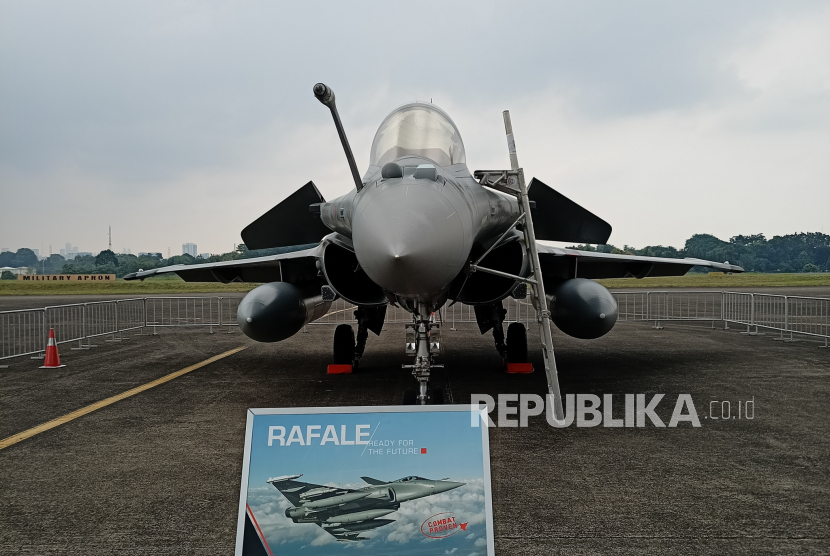 Jet Dassault Rafale dipamerkan di Terminal Selatan Lanud Halim Perdanakusuma, Jakarta Timur, Kamis (3/11/2022). Pameran berbagai jenis pesawat tempur, angkut, dan helikopter merupakan rangkaian dari Indo Defence 2022 yang dipusatkan di JIExpo, Kemayoran, Jakarta Pusat yang berlangsung pada 2-5 November 2022.