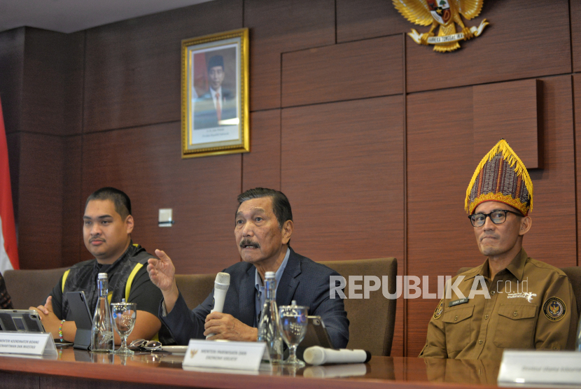 Menko Marves Luhut Binsar Pandjaitan (tengah) memberikan keterangan pers jelang F1 PowerBoat Danau Toba di Jakarta, Rabu (7/2/2024).