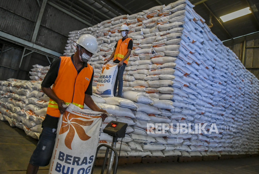 Pekerja menimbang karung beras di Gudang Perum Bulog (ilustrasi). Bulog Indramayu mengakui,  program KPSH yang dijalankan memang seret.