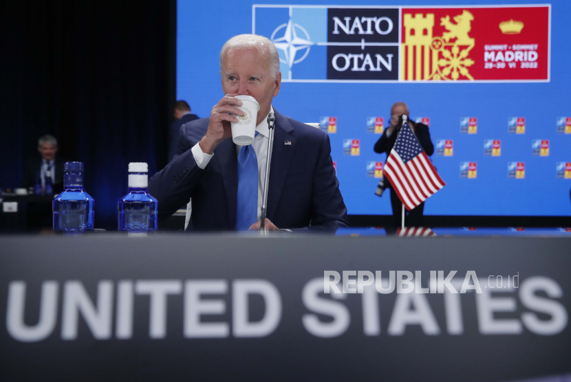 Presiden AS, Joe Biden. merika Serikat (AS) akan mengirim dua sistem rudal permukaan-ke-udara NASAMS, empat radar kontra-artileri, dan sekitar 150 ribu butir amunisi artileri 155mm untuk membantu Ukraina dalam memerangi invasi Rusia. Pentagon pada Jumat (1/7) mengatakan, pengiriman senjata tersebut merupakan bagian dari paket bantuan AS terbaru untuk Ukraina.