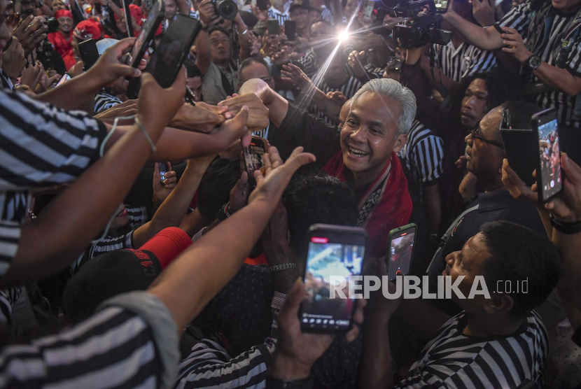 Bakal calon presiden Ganjar Pranowo berjabat tangan dengan pendukungnya pada acara Deklarasi Maluku Voor Ganjar  di Jakarta, Minggu (29/10/2023). Pada pidato politiknya dalam acara tersebut Ganjar menyuarakan penegakan hukum dan toleransi. 