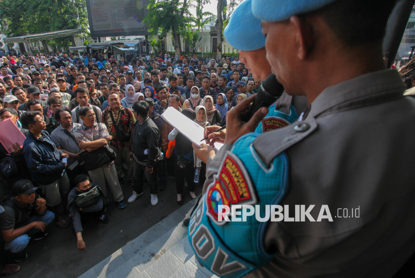Ratusan Warga Surabaya Rela Antre Panjang untuk Mengurus SKCK