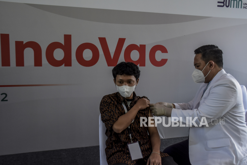 Petugas kesehatan menyuntikkan vaksin IndoVac ke warga di PT Bio Farma (Persero), Jalan Pasteur, Kota Bandung, Kamis (13/10/2022). Direktur Utama PT Bio Farma (Persero) Honesti Basyir mengatakan tantangan besar industri farmasi pascapandemi Covid-19. 
