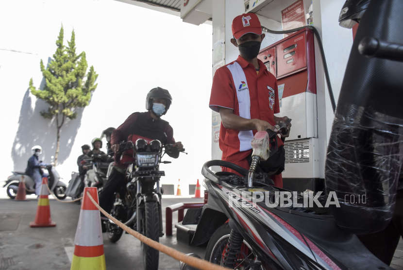Sejumlah pengendara sepeda motor antre untuk mengisi bahan bakar minyak (BBM) di SPBU Pertamina Riau, Jalan LLRE Martadinata, Kota Bandung, Jawa Barat, Jumat (1/9/2023). PT Pertamina (Persero) mengusulkan untuk menghapus bahan bakar minyak (BBM) jenis pertalite mulai tahun depan dan diganti menjadi pertamax green 92 yang lebih ramah lingkungan. Penghapusan pertalite tersebut sejalan dengan aturan Kementerian Lingkungan Hidup dan Kehutanan (KLHK) dimana produk BBM yang bisa dijual di Indonesia minimal RON 91.