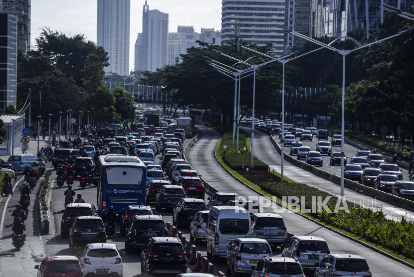 Sejumlah kendaraan terjebak kemacetan di Jalan Jenderal Sudirman, Jakarta Selatan, Jumat (6/1/2023). 