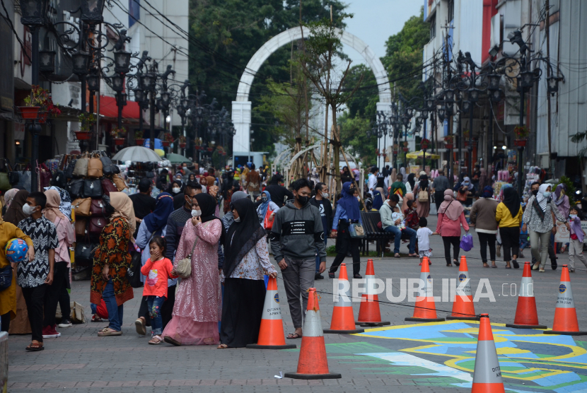 Kepadatan kawasan alun-alun Kota Bandung, di Jalan Dalemkaum saat musim liburan sekolah saat ini, Kamis (6/1/2022). K enaikan kasus biasanya baru terlihat 2-3 minggu pascaperiode libur panjang. Saat ini, Satgas mencatat kasus positif di Indonesia telah meningkat selama dua minggu berturut-turut.