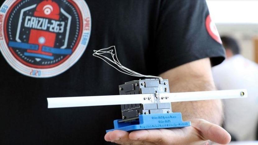 Website Anadolu Agency Memuat Satelit mini pertama Turki Grizu-263A, dirancang oleh Tim Luar Angkasa Grizu-263, yang terdiri dari mahasiswa dari Fakultas Teknik Universitas Zonguldak Bulent Ecevit (BEU), akan diluncurkan ke luar angkasa pada 13 Januari dengan Roket Falcon 9 milik SpaceX.ingkasan Berita-Berita yang Ditawarkan kepada Pelanggan  melalui Sistem Penyiaran Berita AA (HAS).  Mohon hubungi kami untuk memilih berlangganan.