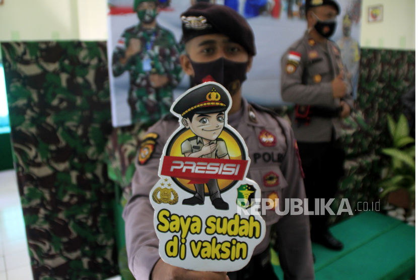 Polisi menunjukkan stiker yang bertuliskan Saya Sudah Divaksin (ilustrasi).