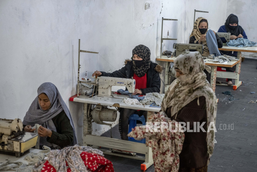  Wanita Afghanistan bekerja di bengkel menjahit di Kabul, Afghanistan, Senin (6//32023). Setelah Taliban berkuasa di Afghanistan, banyak hak dasar wanita telah dirampas.