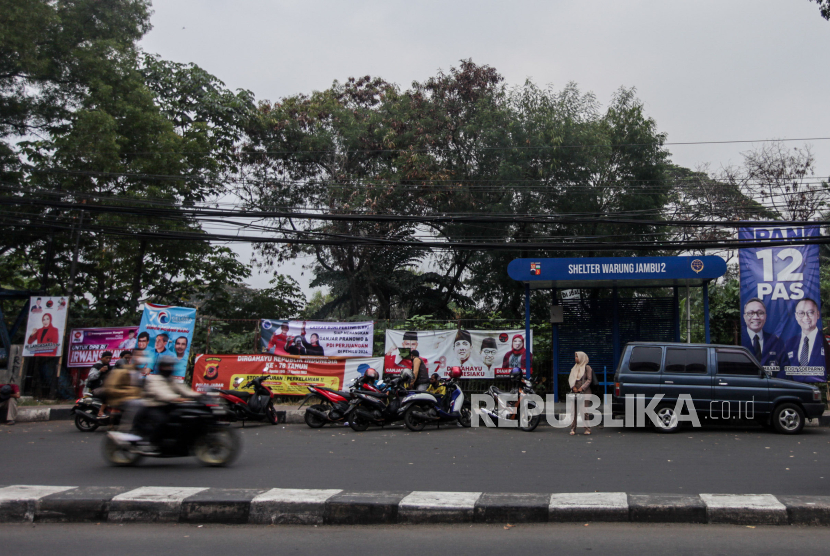 Pengendara melintas di dekat baliho alat peraga kampanye (APK) di Jalan Ahmad Yani, Kota Bogor, Jawa Barat, Selasa (19/9/2023). Kadin memprediksi ekonomi akan tumbuh 5,5 persen pada tahun pemilu.