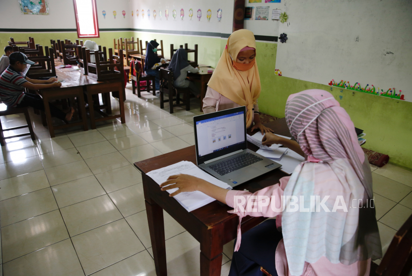 Kegiatan pembelajaran tatap muka terbatas (PTMT) di Kota Tangerang Selatan (Tangsel) kembali diberlakukan per Senin (28/2/2022)