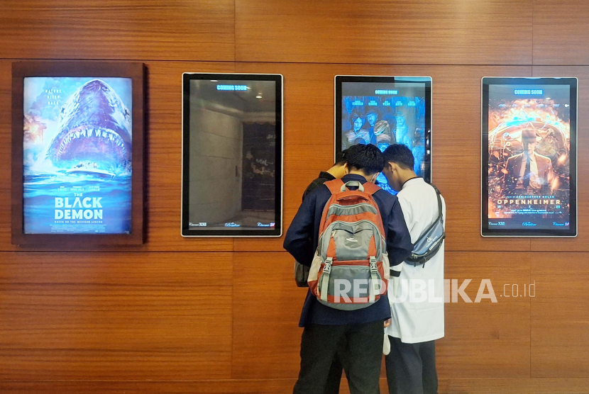 Pengunjung berada didepan poster film di Cinema XXI, Jakarta, Jumat, (7/7/2023).PT Nusantara Sejahtera Raya Tbk, yang dikenal sebagai Cinema XXI bakal melantai di Bursa Efek Indonesia (BEI) lewat penawaran umum saham perdana atau IPO.Harga penawaran saham berkisar Rp 270-288 per saham, dengan target dana dari penawaran umum perdana saham ini sebanyak-banyaknya sekitar Rp 2,4 triliun.Penawaran sebanyak-banyaknya 8.335.000.000 lembar saham baru yang akan berlangsung mulai tanggal 10 hingga 14 Juli 2023.