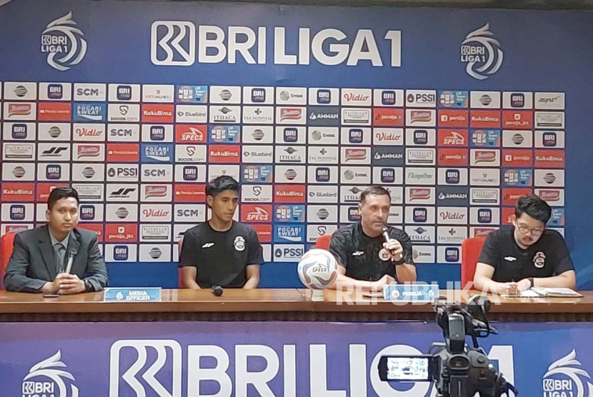 Pelatih Persija Jakarta Thomas Doll (dua kanan) dan Hanif Sjahbandi dalam konferensi pers jelang laga pekan kelima Liga 1 2023/2024 di Stadion Utama Gelora Bung Karno, Jakarta, Sabtu (29/7/2023).