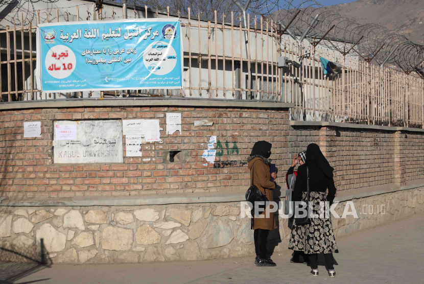  Taliban berjaga di luar Universitas Kabul di Kabul, Afghanistan, 21 Desember 2022. Taliban yang berkuasa telah melarang perempuan untuk kuliah di Afghanistan, menurut perintah yang dikeluarkan pada 20 Desember 2022. Setelah mendapatkan kembali kekuasaan, Taliban awalnya bersikeras bahwa hak-hak perempuan tidak akan diberikan. terhalang, sebelum melarang anak perempuan di atas usia 12 tahun untuk bersekolah awal tahun ini. Utusan PBB untuk Afghanistan, Roza Otunbayeva, sekali lagi mengutuk penutupan sekolah menengah untuk anak perempuan, sebuah langkah yang katanya berarti tidak akan ada lagi siswa perempuan yang memenuhi syarat untuk masuk universitas dalam waktu dua tahun.