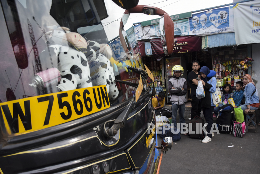 Sejumlah penumpang berada di Terminal Cicaheum, Kota Bandung, Jawa Barat, Kamis (20/4/2023). 