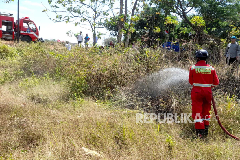 Petugas Damkar sedang melakukan pemadaman kebakaran di lahan/kebun tebu milik warga di Dusun Pahing, Desa Cikeleng, Kecamatan Japara, Kabupaten Kuningan, Rabu (16/8/2023) sekitar pukul 11.30 WIB. 