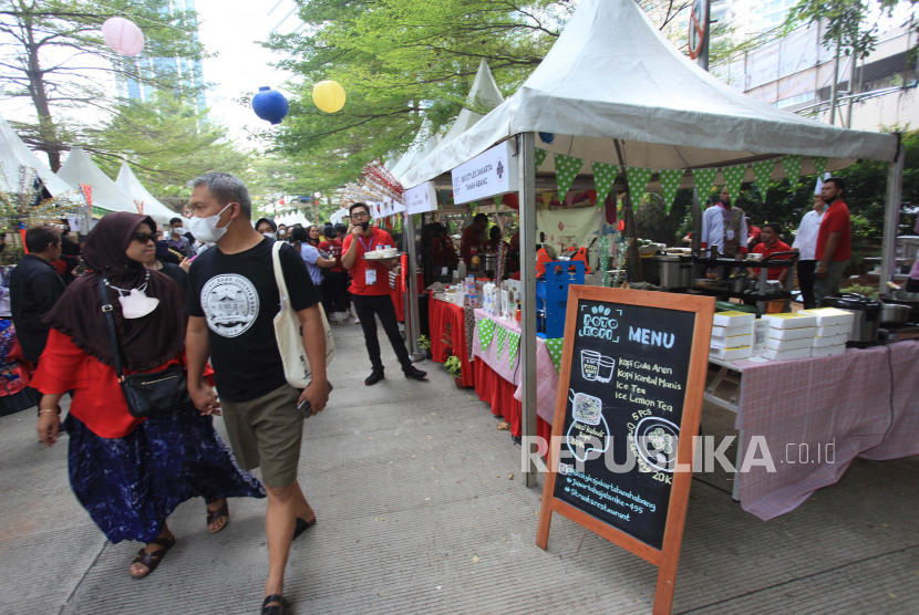 Warga mengunjungi stan kuliner UMKM  saat Hari Bebas Kendaraan Bermotor di Jalan Jenderal Sudirman, Jakarta.