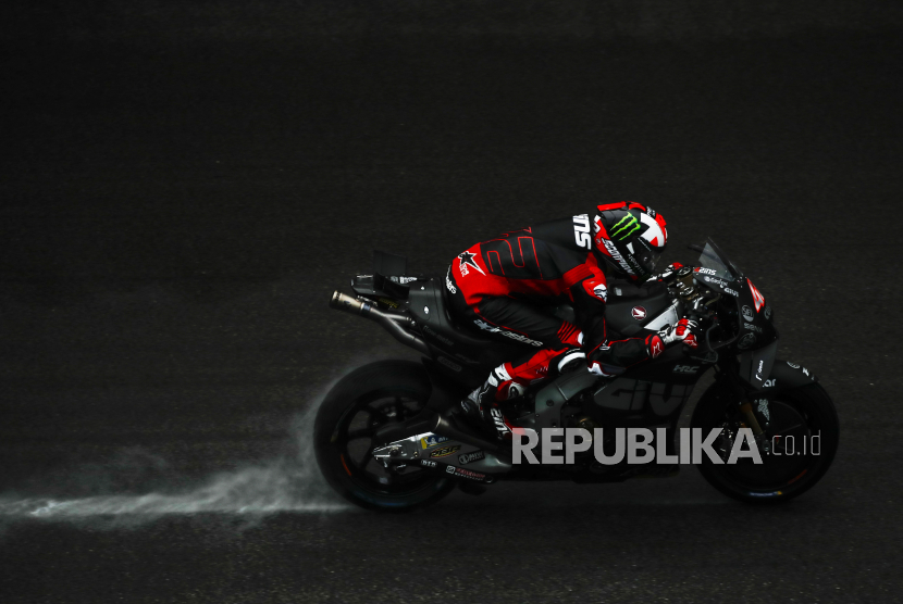 Pembalap MotoGP Spanyol Alex Rins dari LCR Honda Castrol beraksi pada hari kedua sesi tes pramusim MotoGP di Sirkuit Internasional Sepang, di luar Kuala Lumpur, Malaysia, (11/2/2023).