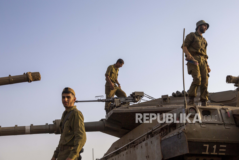 Tentara Israel bekerja di tank-tank di Dataran Tinggi Golan yang dikontrol Israel di dekat perbatasan dengan Suriah, tidak jauh dari perbatasan Lebanon, Selasa, 28 Juli 2020. Pengadilan Militer Israel Dakwa Tentara Lemparkan Bom ke Rumah Warga Palestina