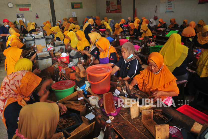 Pekerja memproduksi Sigaret Kretek Tangan (SKT) di Kawasan Industri Hasil Tembakau (KIHT) Desa Megawon, Kudus, Jawa Tengah, Kamis (9/6/2022). 