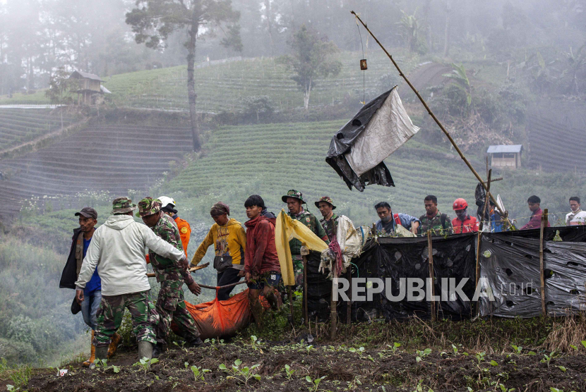  Rescuers carry the body of a hiker killed in the Mount Marapi eruption in Agam, West Sumatra, Indonesia, 05 December 2023. At least 22 hikers were found dead following the Marapi volcano eruption on 03 December 2023, according to the Indonesian rescue agency. Search operations for one missing hiker continue.  