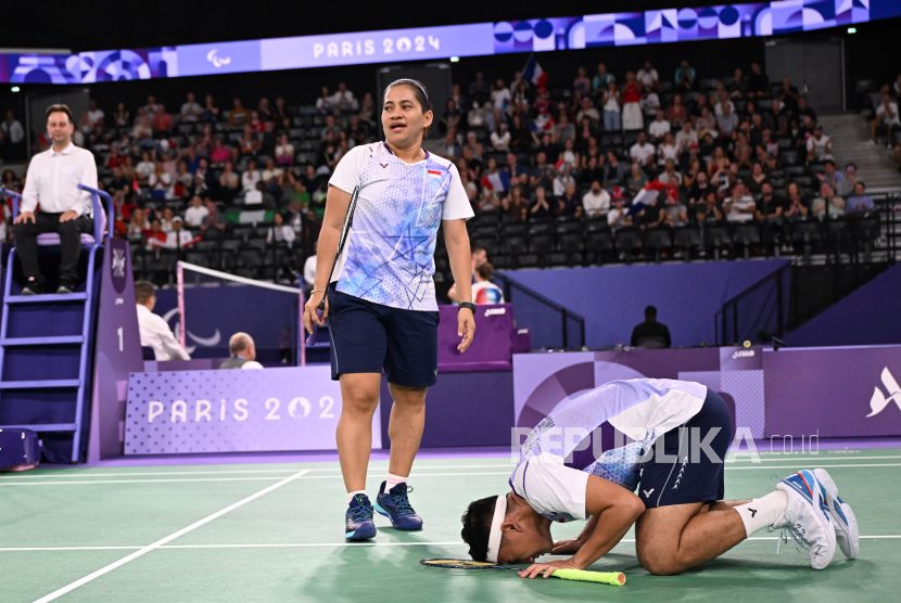 Pebulu tangkis ganda campuran Indonesia Hikmat Ramdani (kanan) bersujud disaksikan rekannya, Leani Ratri Oktila usai menang dalam babak final ganda campuran SL3-SU5 Paralimpiade 2024 Paris di Porte de la Chapelle Arena, Paris, Prancis, Senin (2/9/2024). Hikmaat dan Ratri menang dengan skor 21-16, 21-15 atas lawan senegaranya, Fredy Setiawan dan Khalimatus Sadiyah sekaligus memastikan diri meraih medali emas, sementara Fredy dan Khalimtus meraih medali perak. 