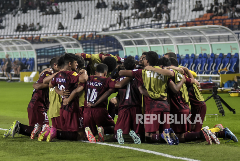 Sejumlah pemain Timnas Venezuela melakukan selebrasi pada pertandingan babak penyisihan Grup F Piala Dunia U17 2023 di Stadion Si Jalak Harupat, Kabupaten Bandung, Jawa Barat, Ahad (12/11/2023). Dalam pertandingan tersebut Timnas Venezuela berhasil mengalahkan Timnas New Zealand dengan skor akhir 3-0.