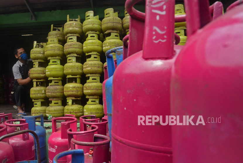 Pekerja menyusun tabung gas elpiji, (ilustrasi). Pemerintah Provinsi Kepulauan Bangka Belitung bersama PT Pertamina (Persero) akan menghadirkan Keagenan Elpiji (Liquefied Petroleum Gas/LPG) di empat kabupaten/kota.