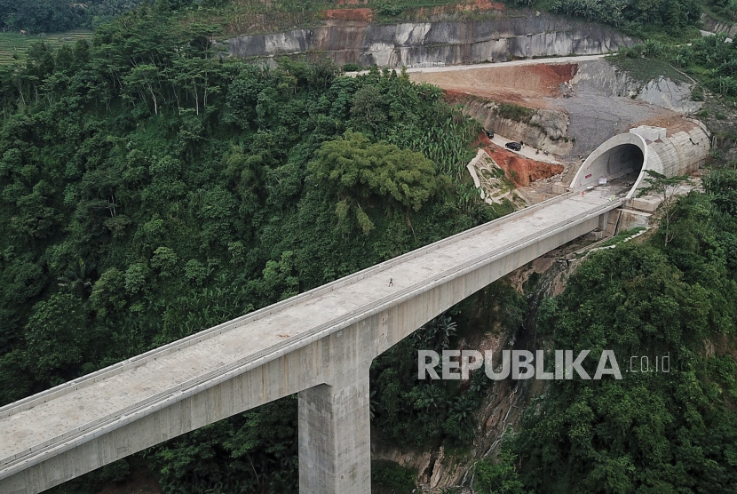 Foto aerial proyek Tunnel 6 Kereta Cepat Jakarta Bandung sepanjang 4.478 meter di kawasan Cikalong Wetan, Depok, Purwaarta, Kamis (27/1/2022). Tunnel ini menjadi salah satu tunnel terpanjang yang ditargetkan dalam waktu dekat akan tembus karena progres konstruksi sudah mencapai 97,01 persen. Sementara pembanguanan secara keseluruhan Kereta Cepat Jakarta Bandung telah mencapai 79,90 persen  dan rencana akan dilakukan trial run pada akhir tahun 2022 dalam rangka kegiatan kunjungan G20. Republika/Thoudy Badai