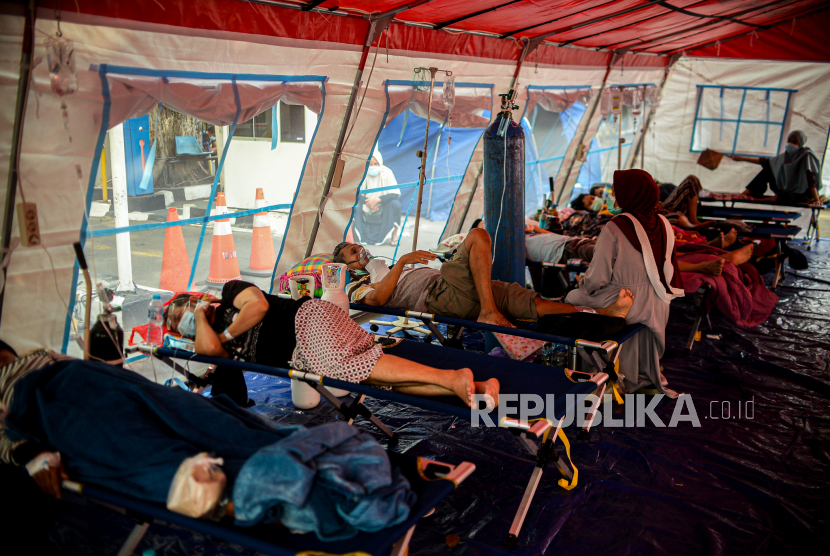 Pasien menjalani perawatan di tenda darurat RSUD Chasbullah Abdulmajid Kota Bekasi, Jawa Barat (ilustrasi)